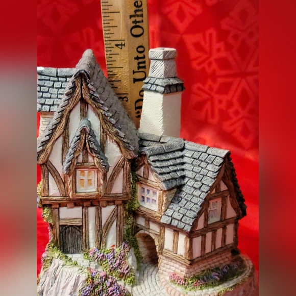 Candlemakers David Winter Cottages: Collector's Piece No. 12 - Picture 11 of 14